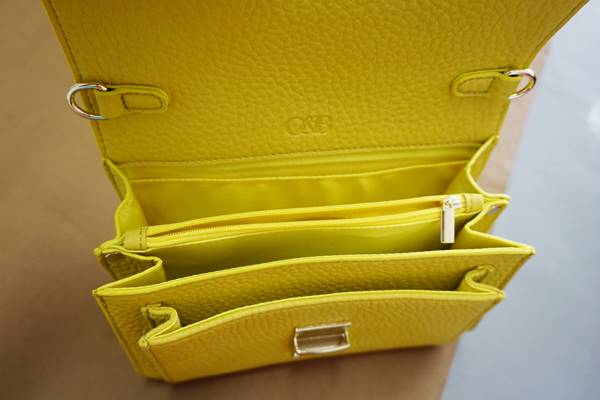 กระเป๋าสตางค์สีเหลือง